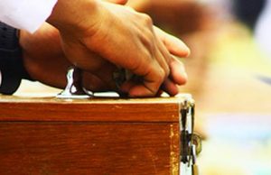 Bagaimana Hukum Mengedarkan Kotak Infak Saat Khutbah Jumat?