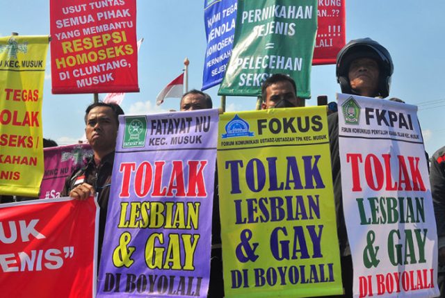 Sejumlah warga yang tergabung dari Forum Umat Islam Boyolali (FUIB) berunjuk rasa menolak pasangan sejenis di halaman kantor DPRD Boyolali, Jawa Tengah, Jumat (16/10).