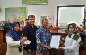Serah Terima Bantuan Korban Bencana Di Selat Sunda