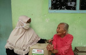 MCCC Kota Tangerang Bagikan Sembako Warga Terdampak Covid-19