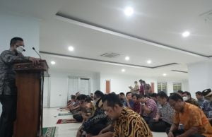 Kultum Dzuhur disampaikan oleh Ustadz Sutarji,MM