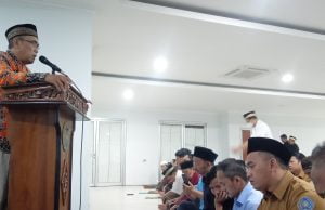 Bermain HP ketika Khotib berkhutbah, Ibadah Jum’at menjadi Sia-Sia !!!