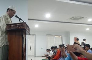 Mencuri dalam Keadaan Sholat, Siapakah ia ?