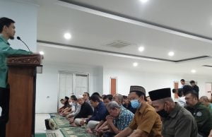 Allah SWT mengangkat Derajat Seseorang dengan satu Paket (Iman dan Ilmu)