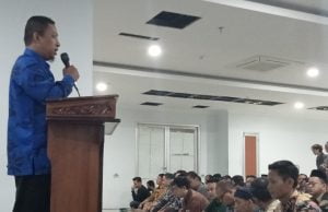 Memilih Pemimpin dengan ciri Melaksanakan Sholat dengan baik dan Mengamalkan dalam kehidupan sehari-hari.