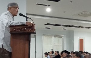Manusia adalah makhluk yang paling sempurna.