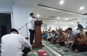 Orang yang berteman dengan Syaithon di Bulan Romadhon ! Na’uzubillah min Dzalik.